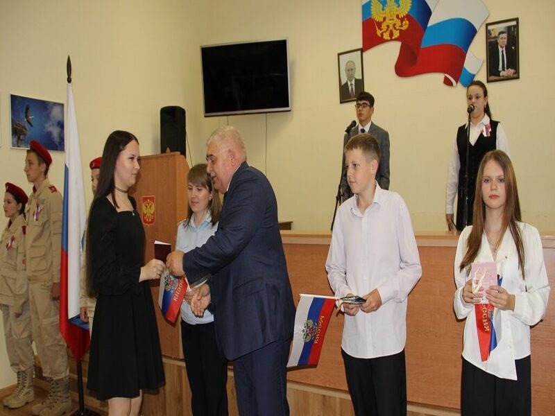 Юным жителям Красногорского района вручили паспорта.